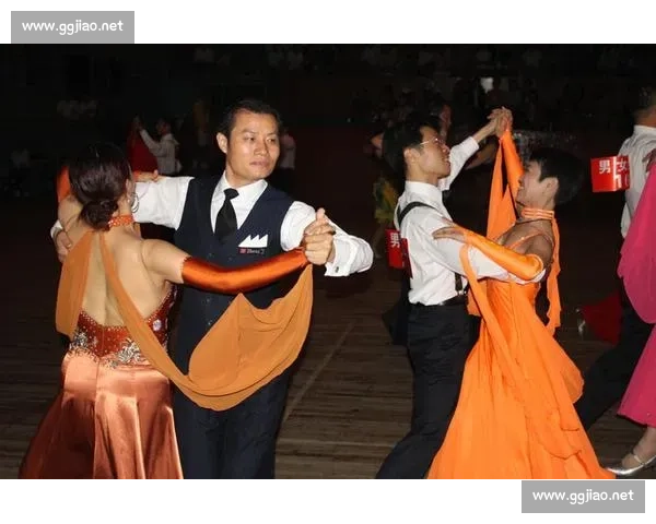 交谊舞比赛中的技巧展示与艺术表现力探讨:从舞步到情感的完美融合 交谊舞比赛中的技巧展示与艺术表现力探讨:从舞步到情感的完美融合